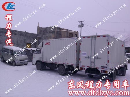 湖北程力江鈴廂式貨車隊(duì)伍在雪地上穿行