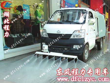 湖北程力長(zhǎng)安人行道護(hù)欄清洗車工作畫面展示圖