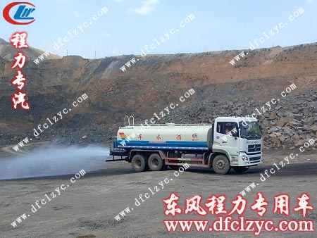 東風天龍后雙橋灑水車試水效果圖