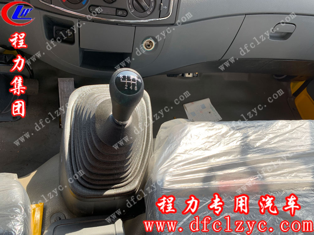 東風(fēng)多利卡D8一拖二清障車(chē)檔位