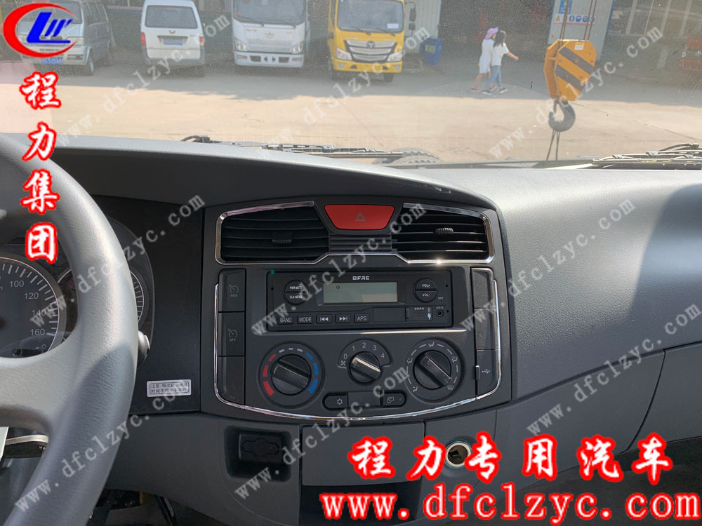 東風(fēng)多利卡D8一拖二清障車(chē)內(nèi)飾