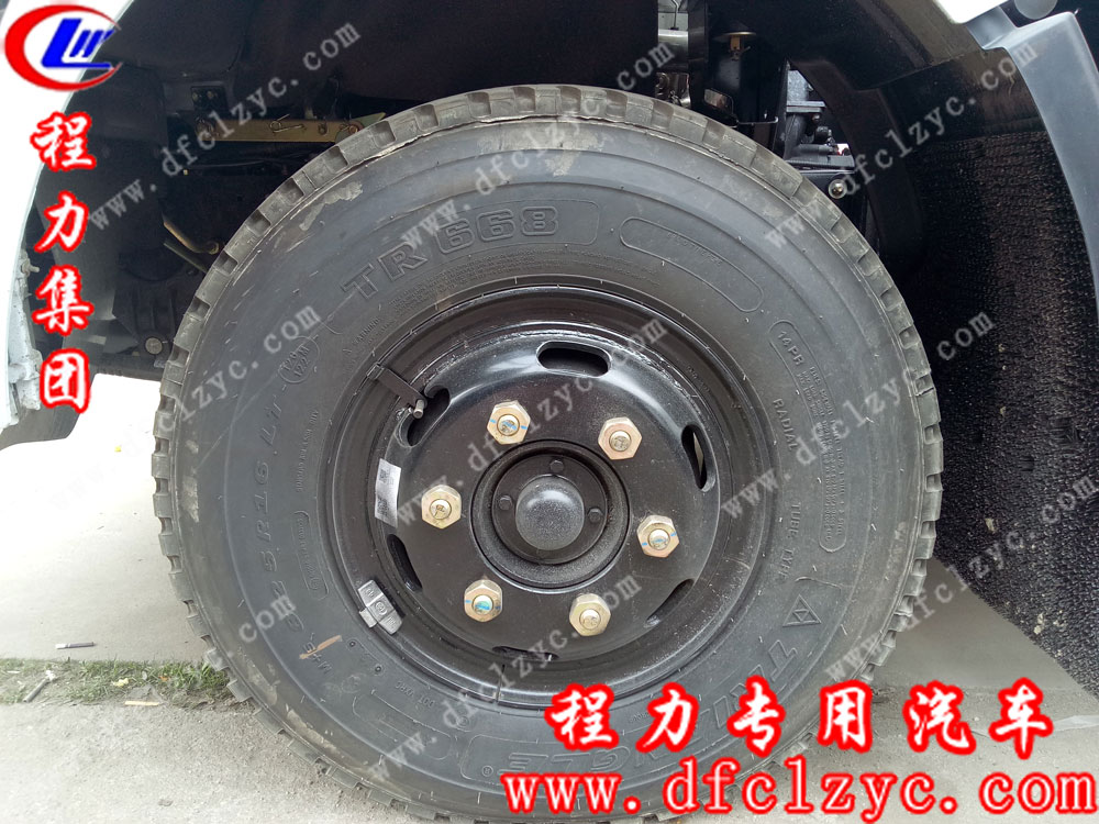 東風(fēng)多利卡D8一拖二清障車(chē)輪胎
