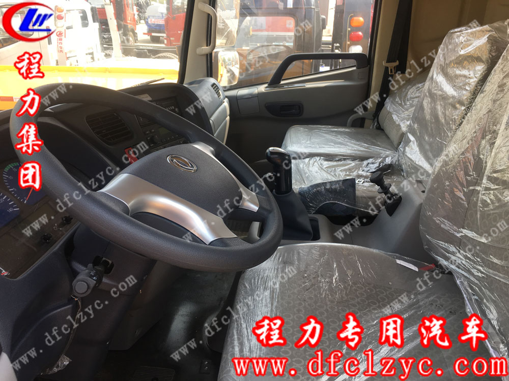 東風天錦一拖二清障車內(nèi)飾