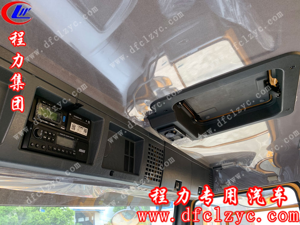 重汽前四后八拖吊聯(lián)體清障車(chē)內(nèi)飾