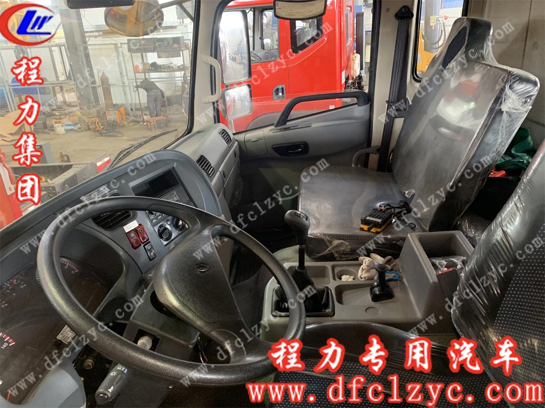 程力集團東風專底小三軸隨車吊駕駛室