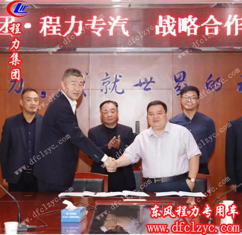 主賓雙方愉快地在合作文本簽約，并合影留念